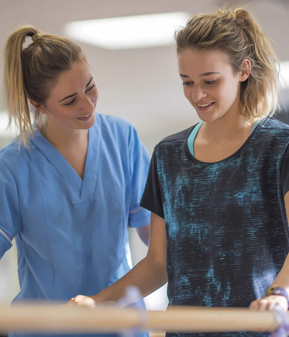 Starte deine Ausbildung oder Umschulung an der Berufsfachschule Greifswald Top-Chancen in Pflege Therapie & Erziehung mit Praxisbezug